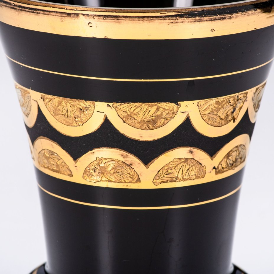 Ваза черного цвета в стиле Art Deco, украшенная золотым декором, автор Paul Heller, De Ruppel, Booms glass, хрусталь, травление, золочение, Бельгия, 1930-1950 гг.