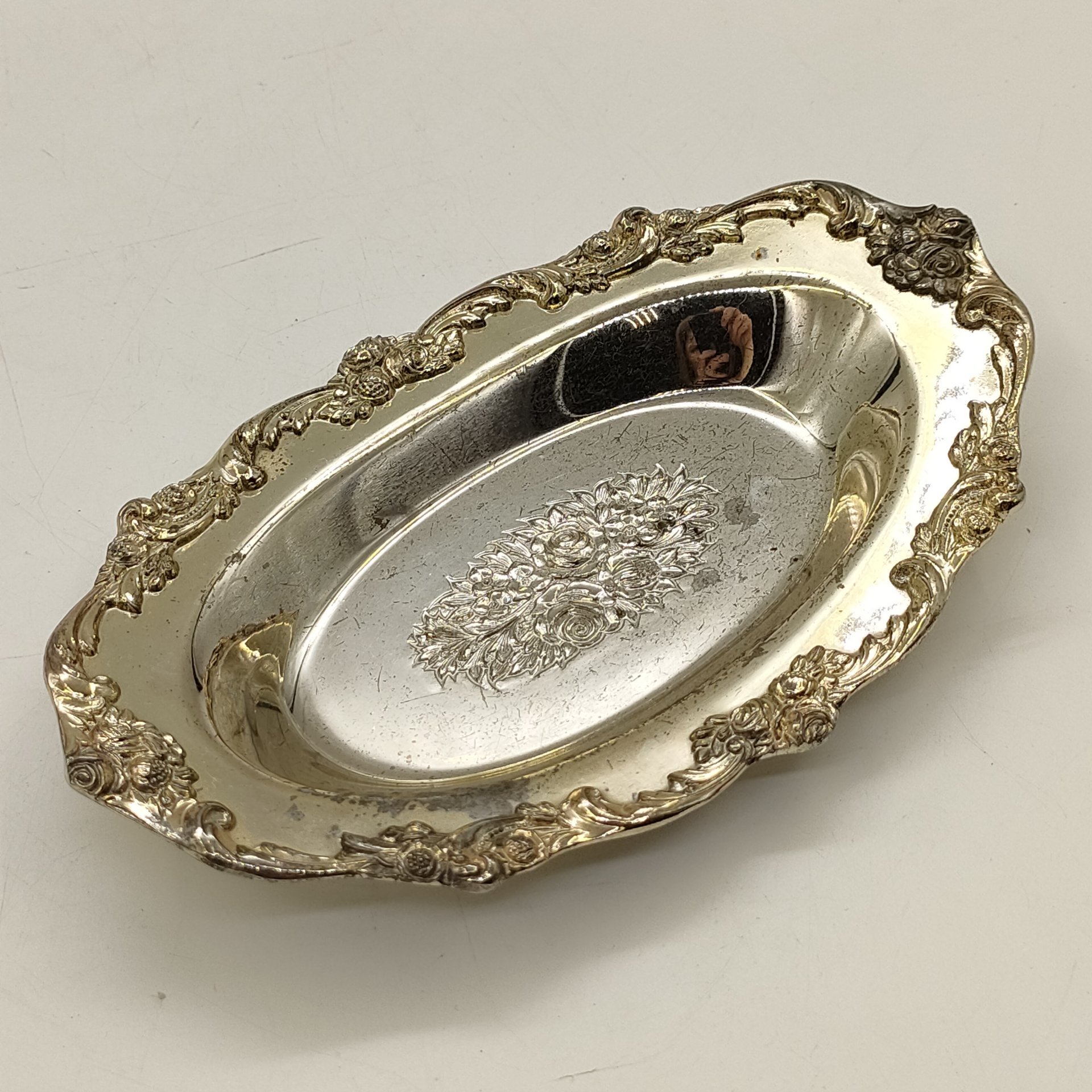 Поднос (мелочница), украшенный рельефным декором в виде роз