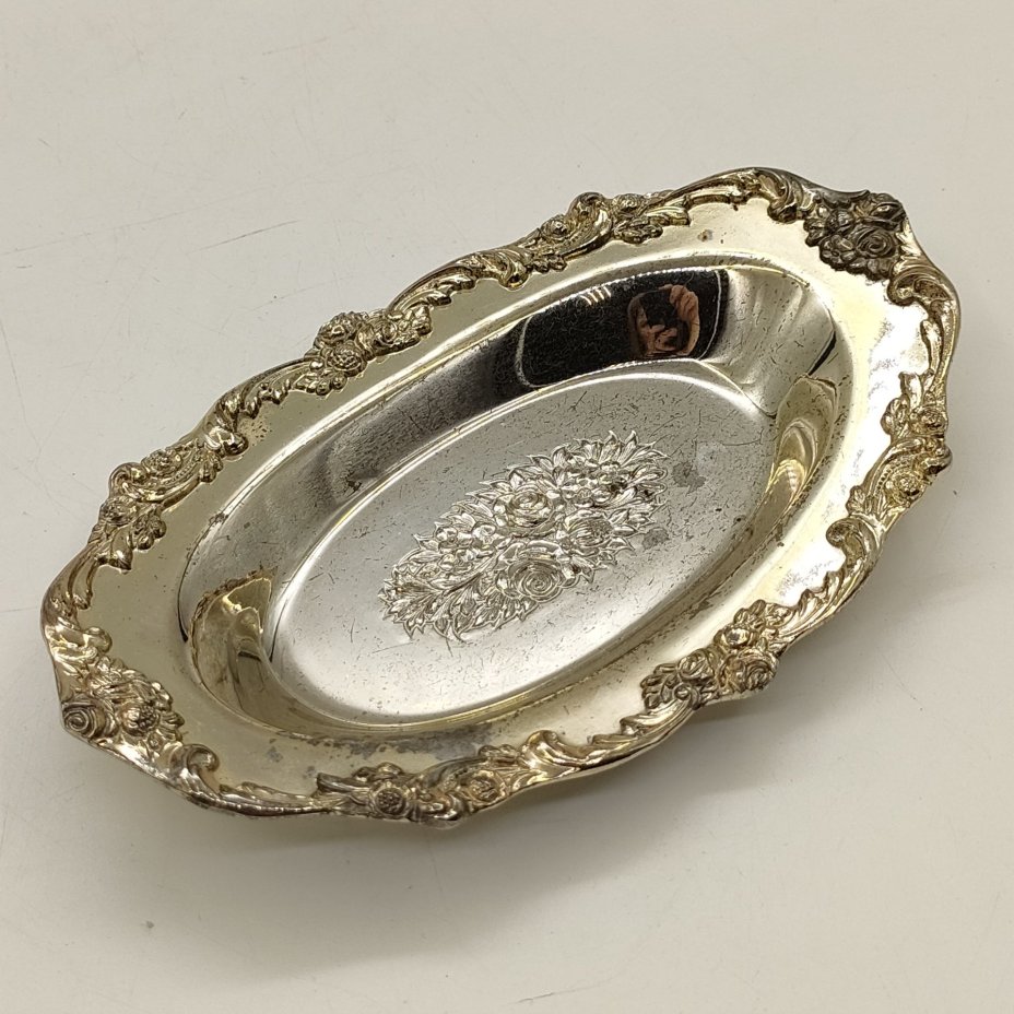 Поднос (мелочница), украшенный рельефным декором в виде роз