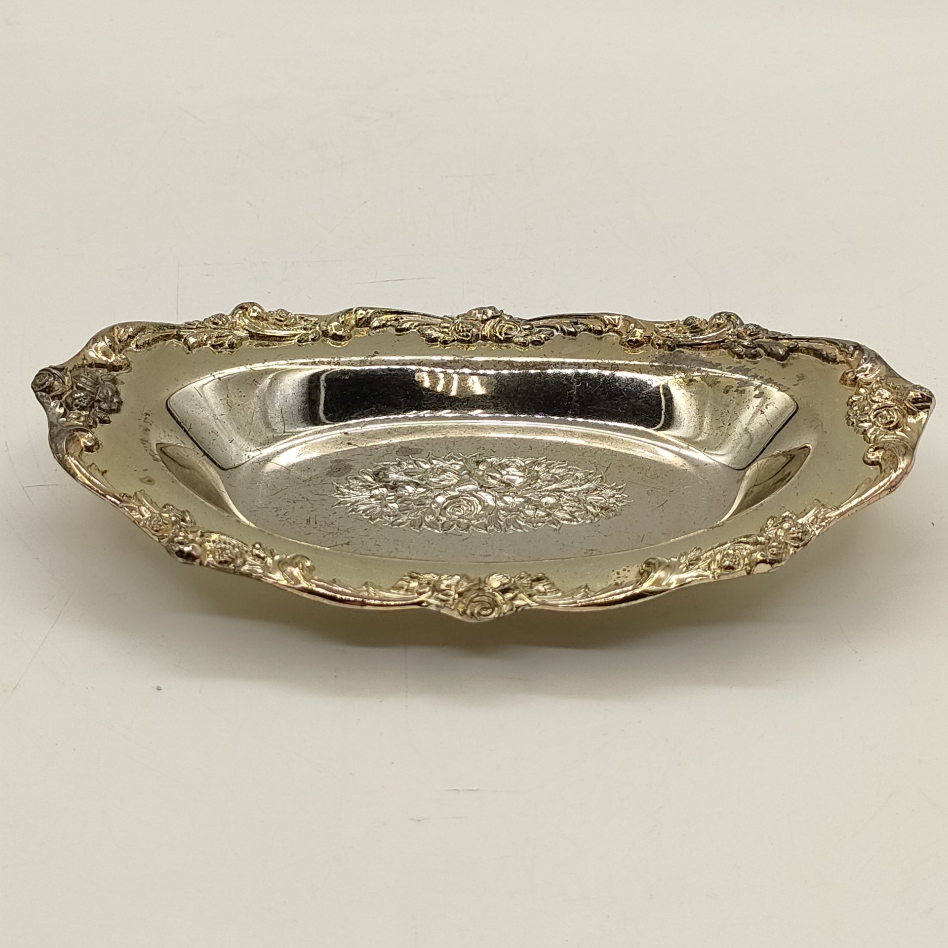 Поднос (мелочница), украшенный рельефным декором в виде роз