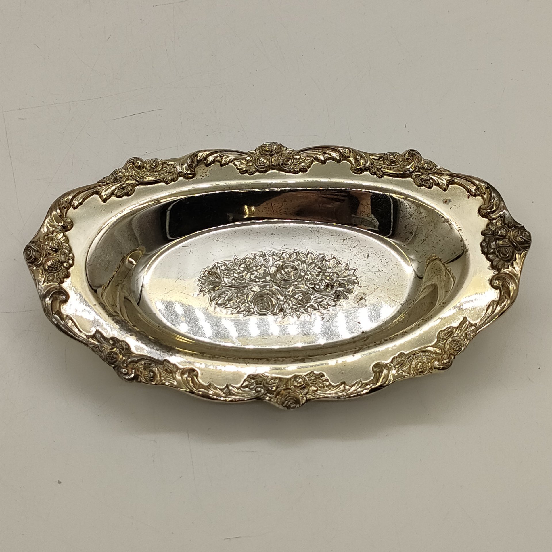 Поднос (мелочница), украшенный рельефным декором в виде роз