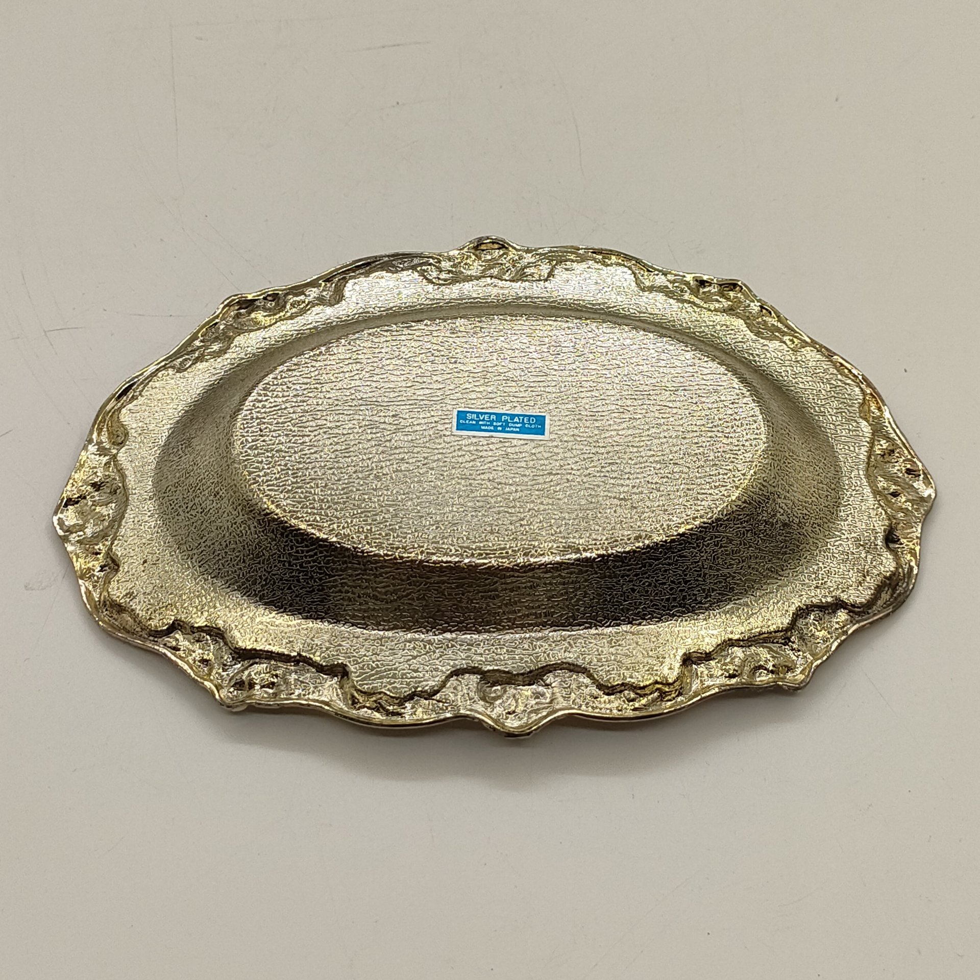 Поднос (мелочница), украшенный рельефным декором в виде роз