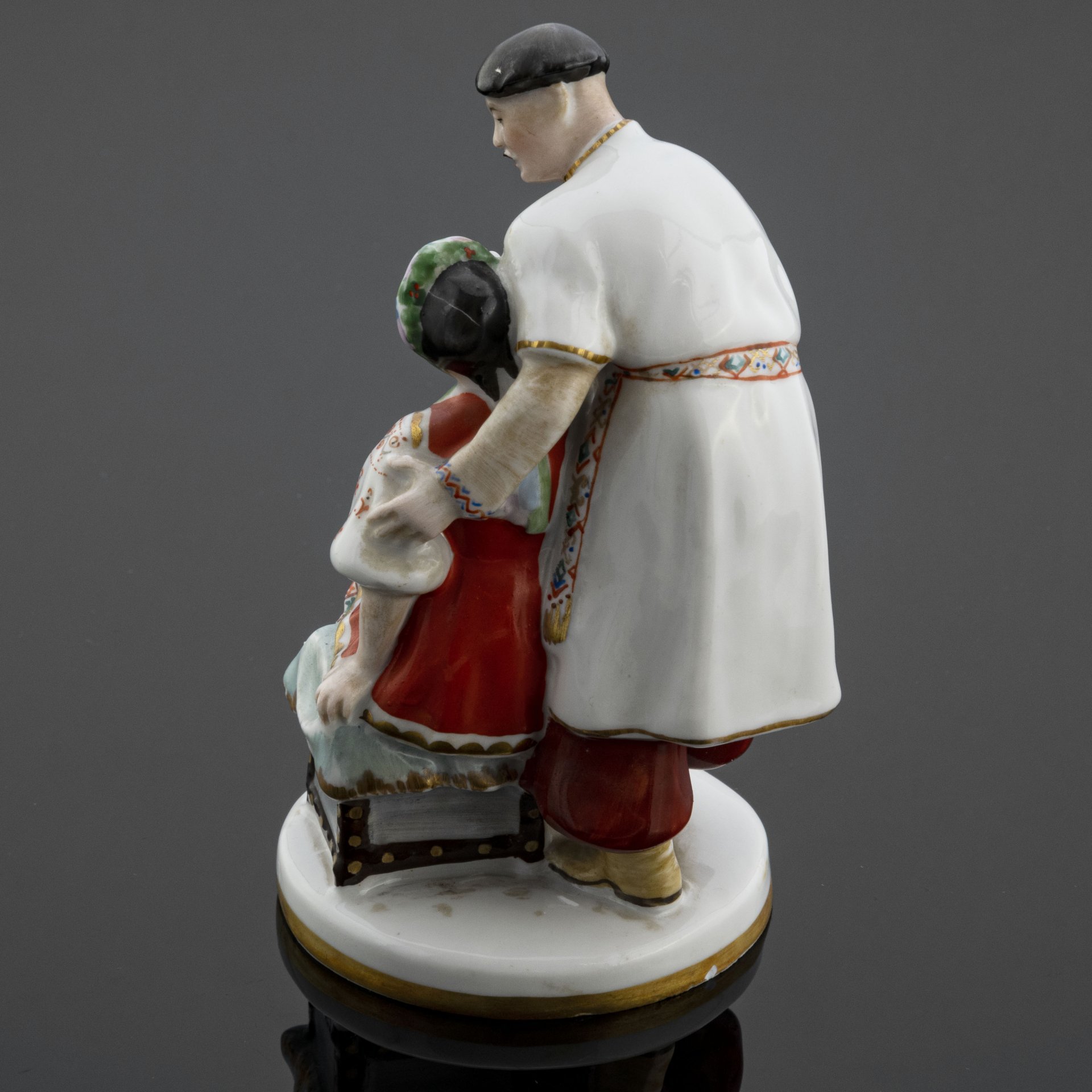 Статуэтка "Черевички" ("Вакула и Оксана"), скульптор Б.Я. Воробьев, художница Е.Н. Лупанова, Ленинградский фарфоровый завод (ЛФЗ)