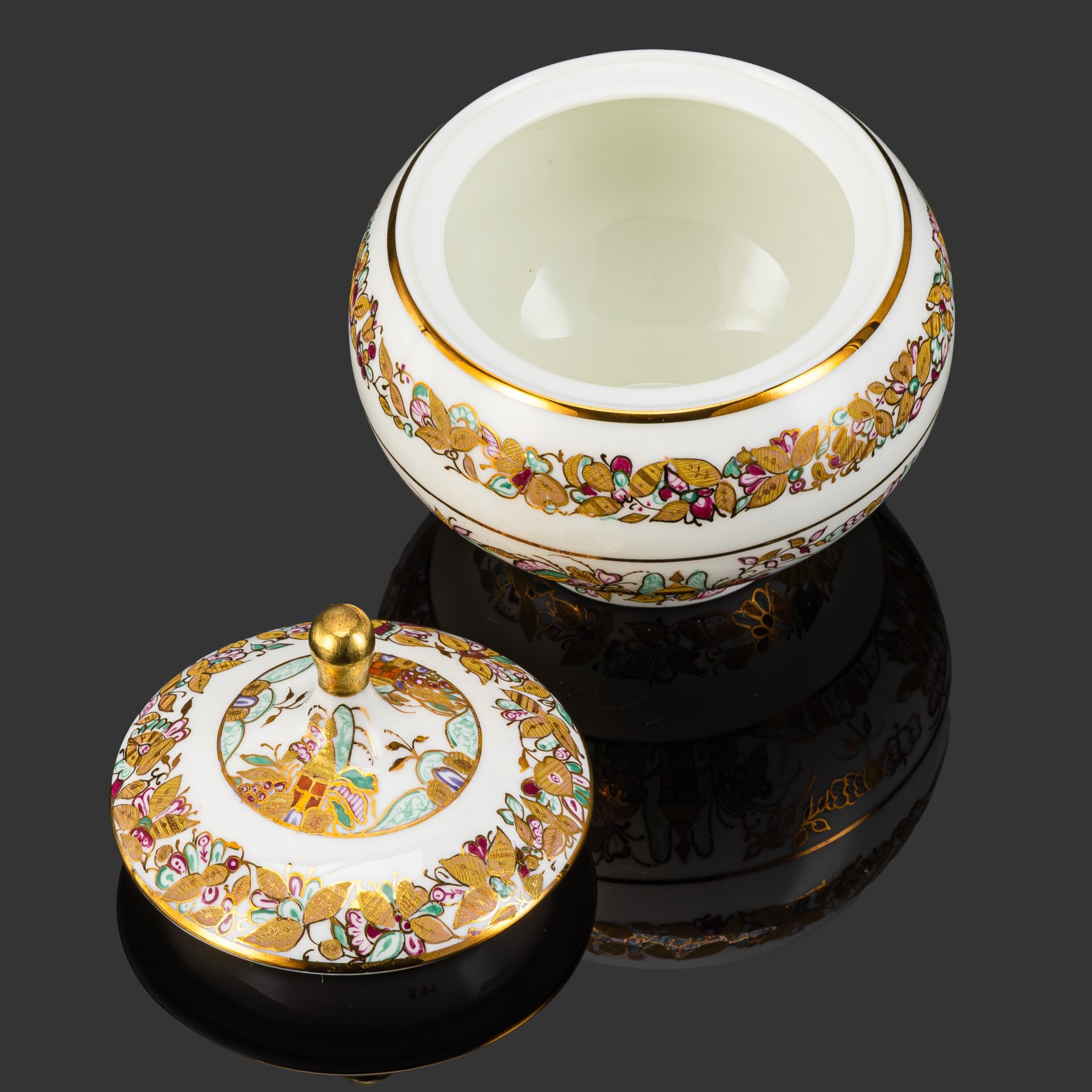 Сахарница "Пейзажный фриз", автор росписи А.В.Воробьевский, форма "Яблочко", автор формы Т.С.Линчевская, фарфор, костяной, роспись, золочение, цировка, Императорский фарфоровый завод (ИФЗ), Российская Федерация, 2022 г.