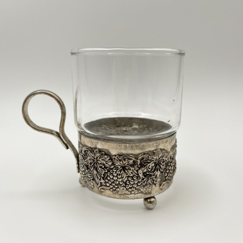 Подстаканник со стаканом, с изображением виноградной лозы по тулову, Тайланд