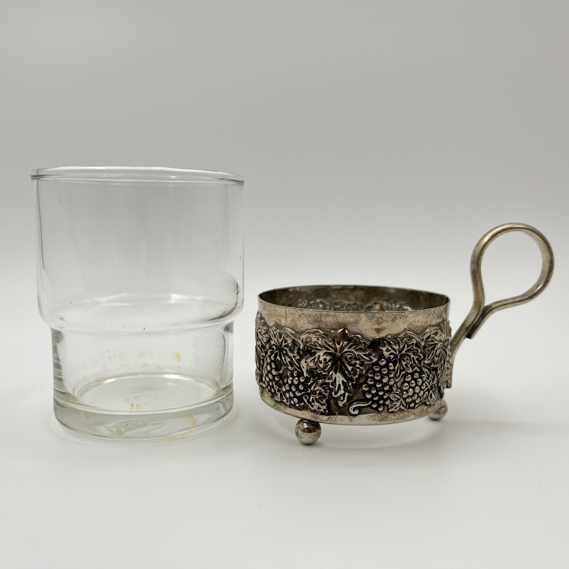 Подстаканник со стаканом, с изображением виноградной лозы по тулову, Тайланд