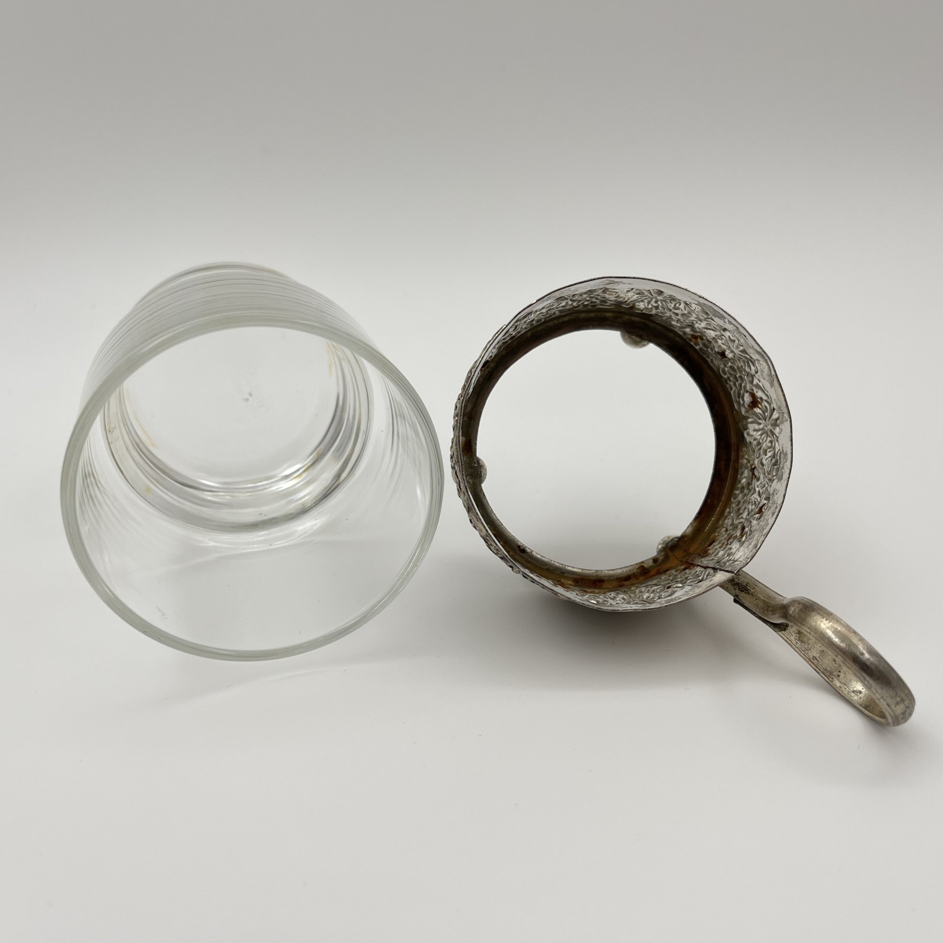 Подстаканник со стаканом, с изображением виноградной лозы по тулову, Тайланд