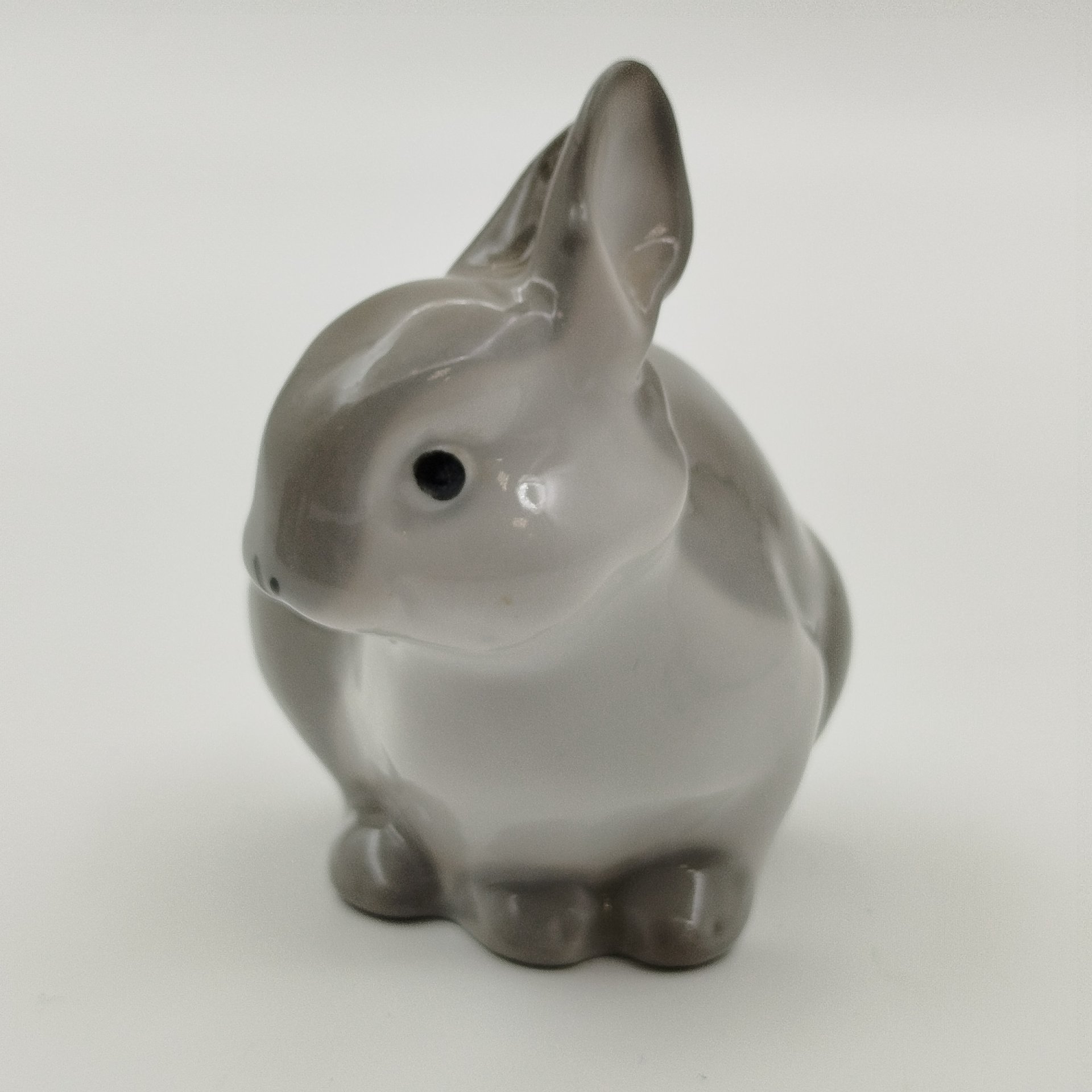 Статуэтка "Заяц", скульптор Л.С. Разумовский, фарфор, роспись, Ленинградский фарфоровый завод (ЛФЗ), СССР, 1970-1990 гг.