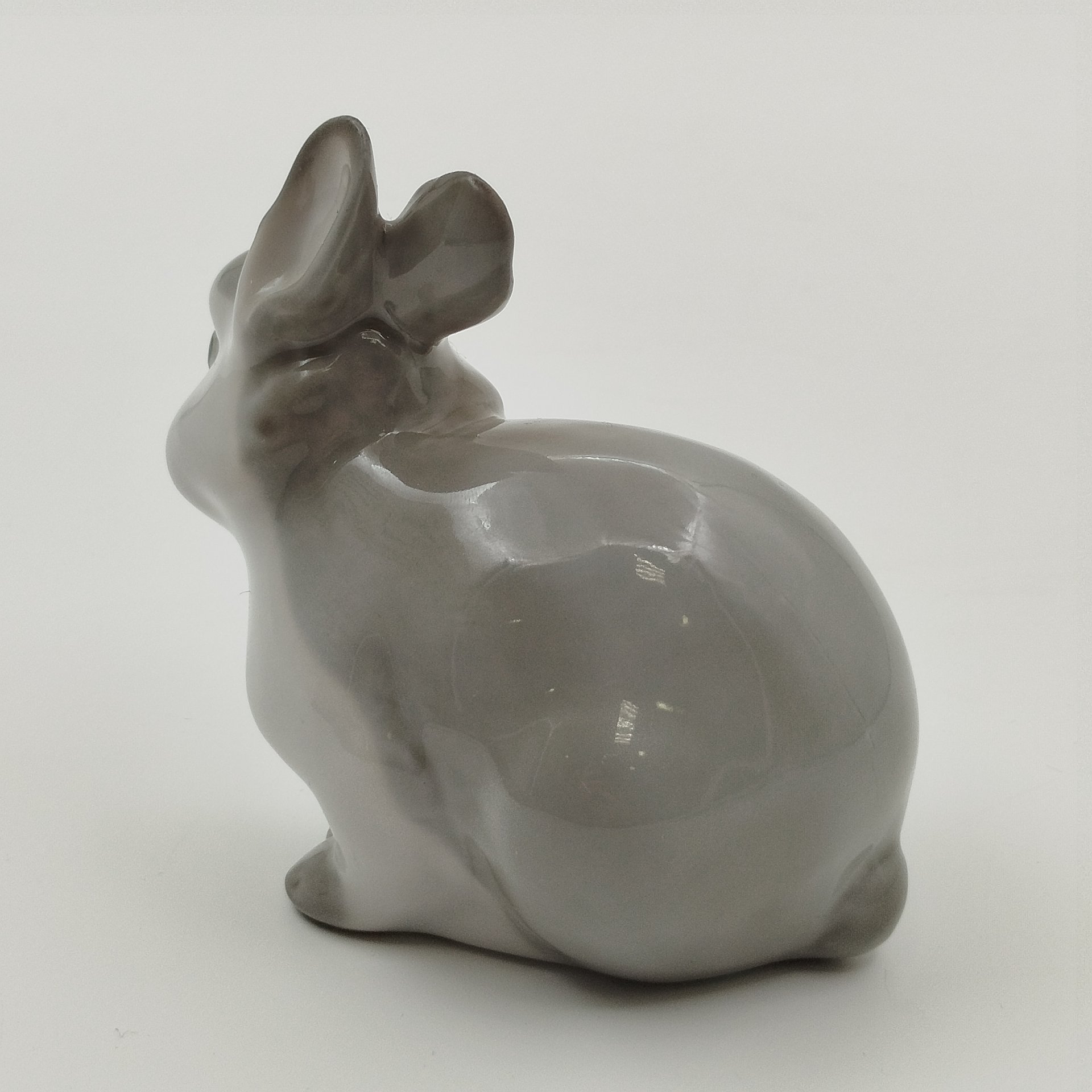 Статуэтка "Заяц", скульптор Л.С. Разумовский, фарфор, роспись, Ленинградский фарфоровый завод (ЛФЗ), СССР, 1970-1990 гг.