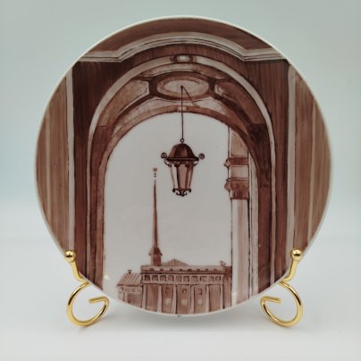 Тарелка декоративная "Арка с фонарем", подпись "Пастуханова С." (предположительно, выпускница СПГХПА им. А.Л. Штиглица Светлана Пастуханова), фарфор, роспись, Российская Федерация, 2001 г.