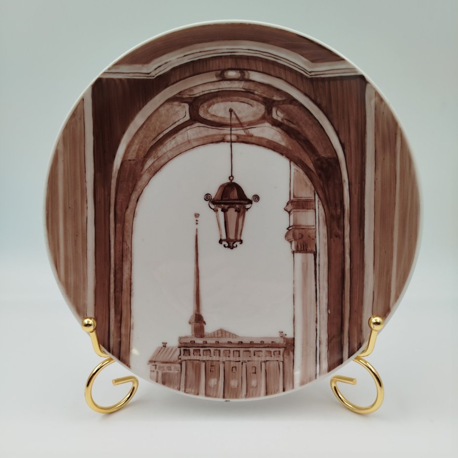 Тарелка декоративная "Арка с фонарем", подпись "Пастуханова С." (предположительно, выпускница СПГХПА им. А.Л. Штиглица Светлана Пастуханова), фарфор, роспись, Российская Федерация, 2001 г.