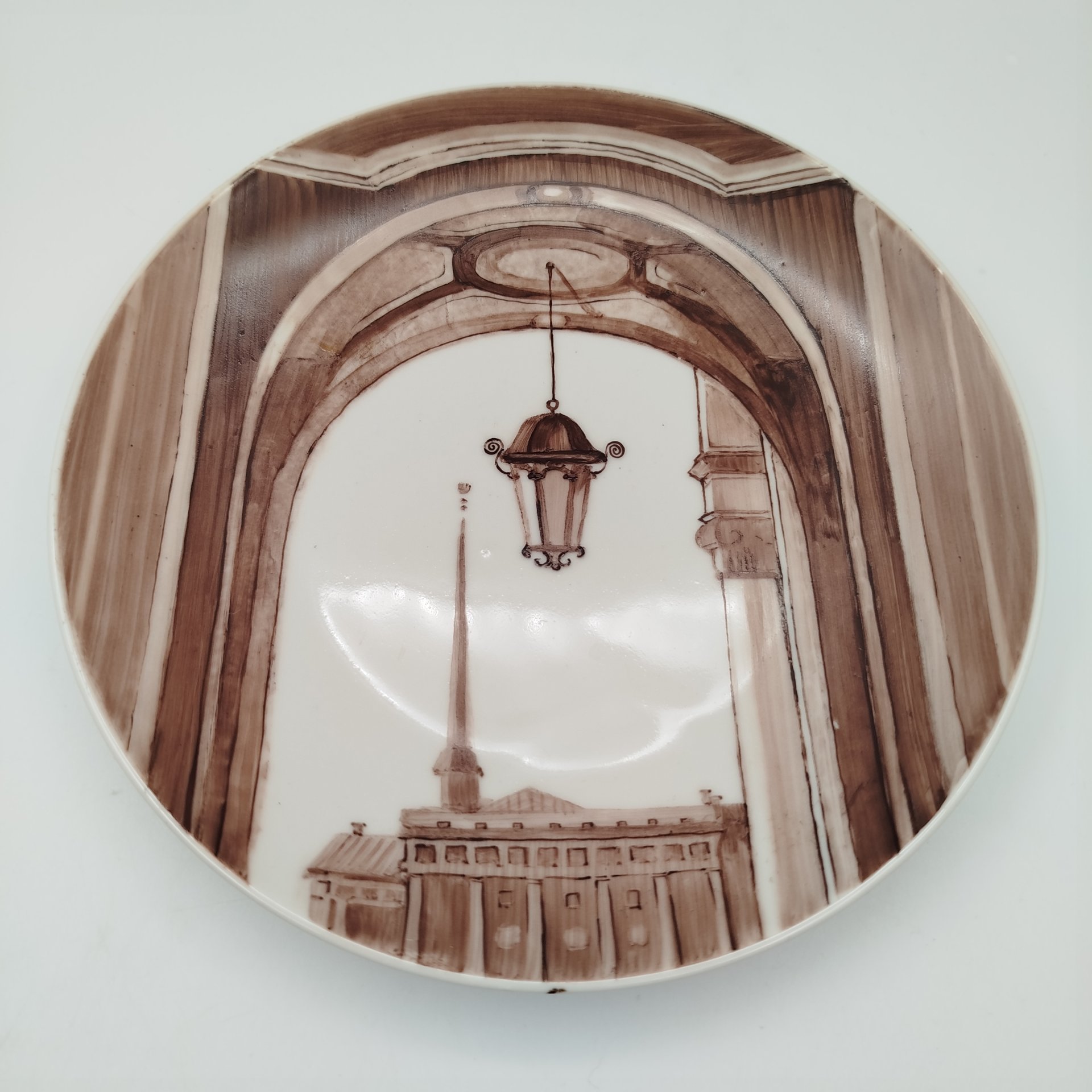 Тарелка декоративная "Арка с фонарем", подпись "Пастуханова С." (предположительно, выпускница СПГХПА им. А.Л. Штиглица Светлана Пастуханова), фарфор, роспись, Российская Федерация, 2001 г.