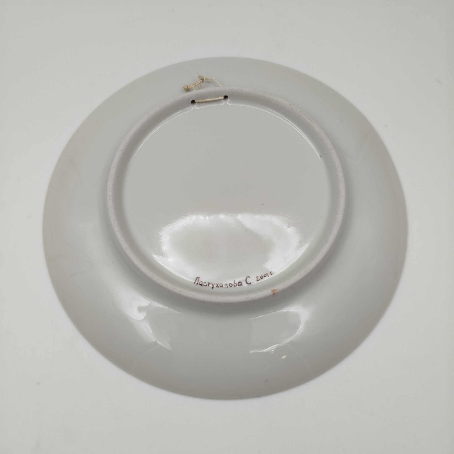 Тарелка декоративная "Арка с фонарем", подпись "Пастуханова С." (предположительно, выпускница СПГХПА им. А.Л. Штиглица Светлана Пастуханова), фарфор, роспись, Российская Федерация, 2001 г.