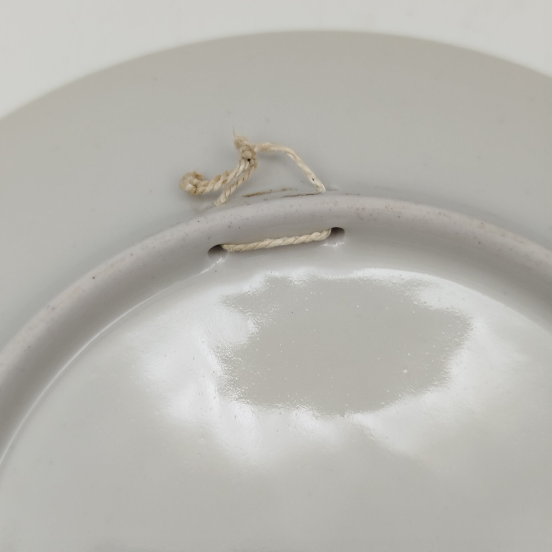 Тарелка декоративная "Арка с фонарем", подпись "Пастуханова С." (предположительно, выпускница СПГХПА им. А.Л. Штиглица Светлана Пастуханова), фарфор, роспись, Российская Федерация, 2001 г.