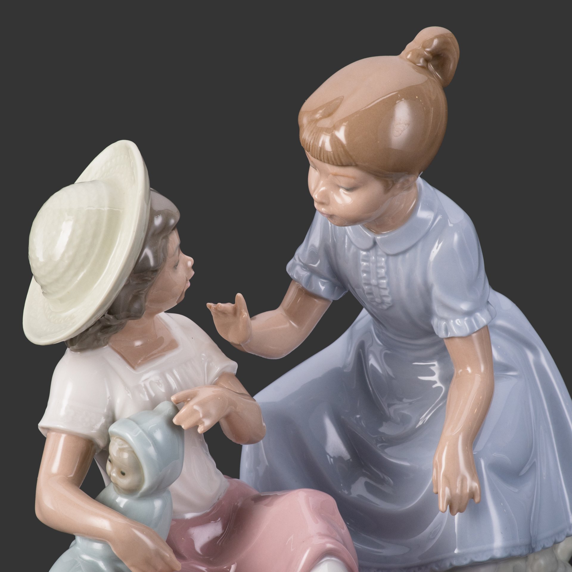 Статуэтка "Две подруги", NAO Porcelain