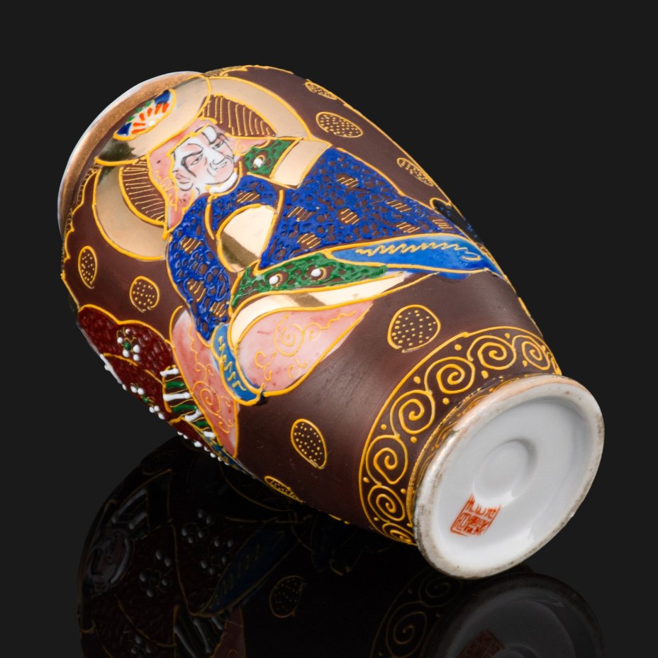 Ваза миниатюрная "Архаты", выполненная в стилистике Сацума (Satsuma)