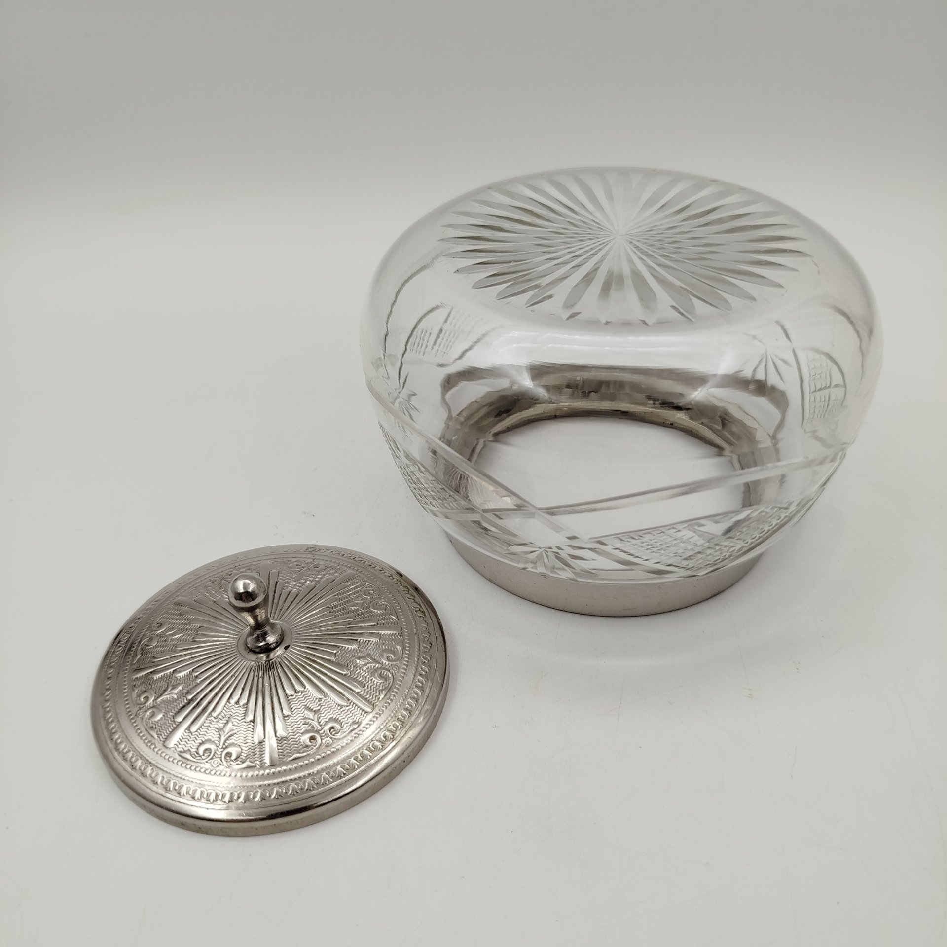 Сахарница, украшенная растительным декором, стекло, металл, СССР, 1970-1990 гг.