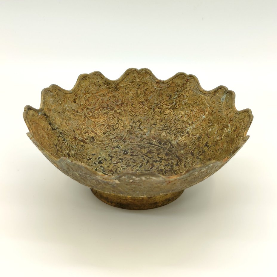 Конфетница (блюдо глубокое), украшенное растительным орнаментом в восточном стиле, латунь, гравировка, Индия, 1970-1990 гг.