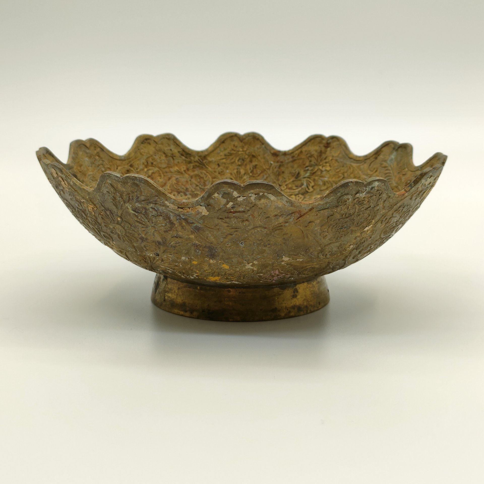 Конфетница (блюдо глубокое), украшенное растительным орнаментом в восточном стиле, латунь, гравировка, Индия, 1970-1990 гг.