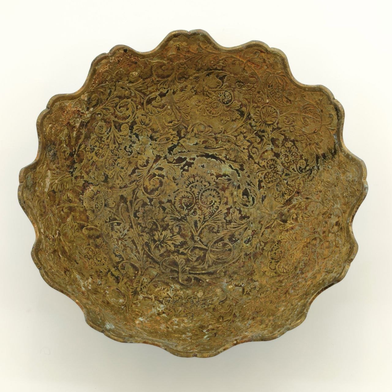 Конфетница (блюдо глубокое), украшенное растительным орнаментом в восточном стиле, латунь, гравировка, Индия, 1970-1990 гг.