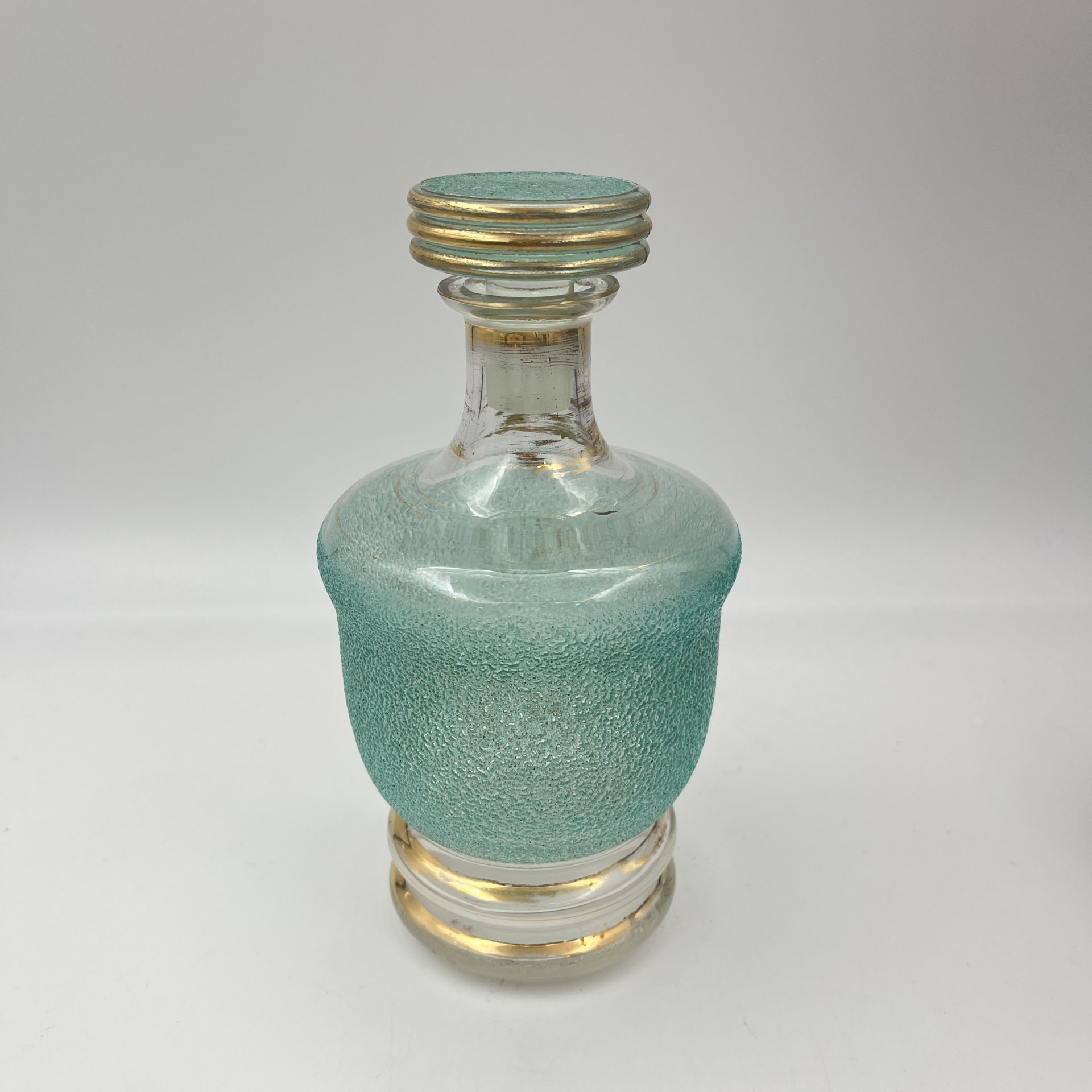 Штоф зелено-золотого оттенка, автор Н.А. Воинов, стекло, золочение, Завод «Красный Гигант», СССР, 1960-1980 гг.