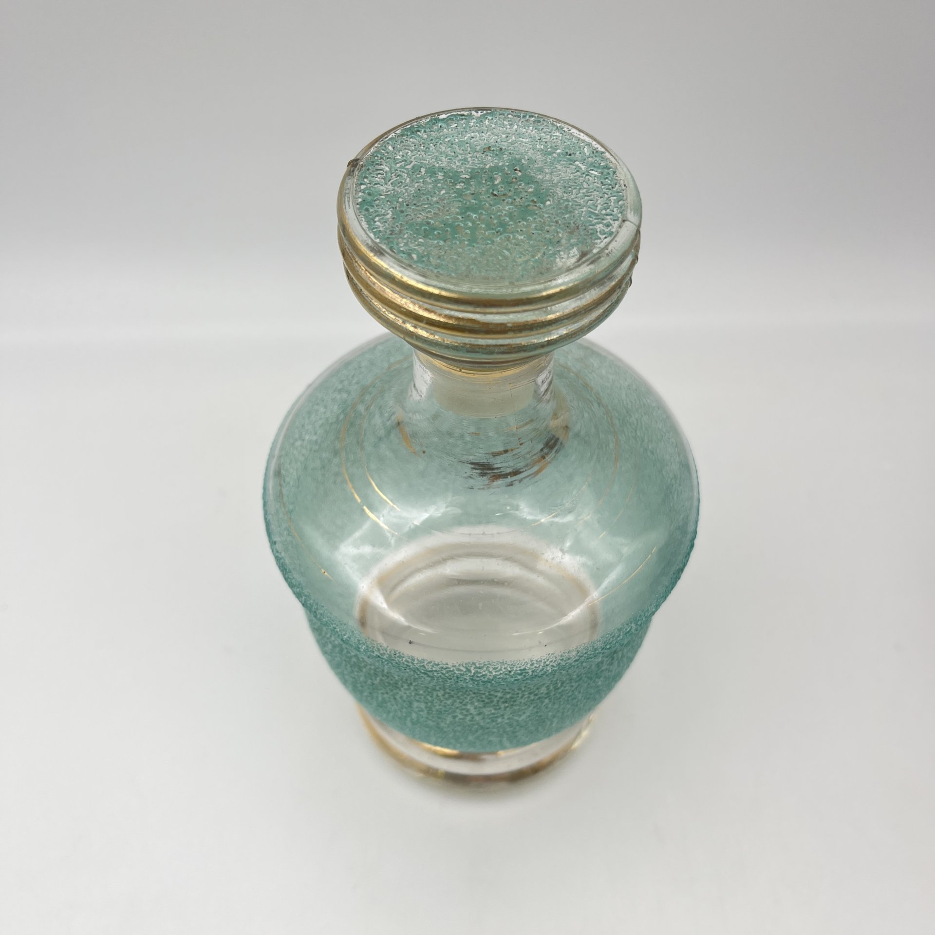 Штоф зелено-золотого оттенка, автор Н.А. Воинов, стекло, золочение, Завод «Красный Гигант», СССР, 1960-1980 гг.