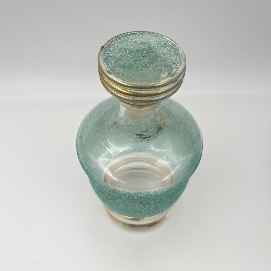 Штоф зелено-золотого оттенка, автор Н.А. Воинов, стекло, золочение, Завод «Красный Гигант», СССР, 1960-1980 гг.