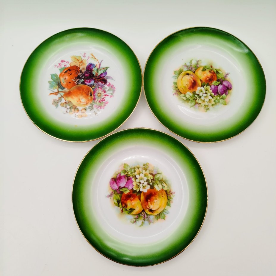 Набор из трех десертных тарелочек с зеленым бортом и изображением фруктов и цветов, фарфор, аэрография, деколь, подрисовка, золочение, Товарищество М.С. Кузнецова, Российская империя, 1880-1917 гг.