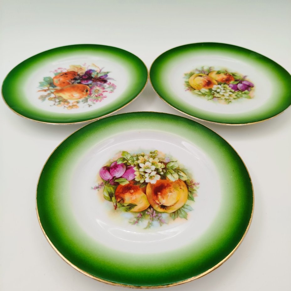 Набор из трех десертных тарелочек с зеленым бортом и изображением фруктов и цветов, фарфор, аэрография, деколь, подрисовка, золочение, Товарищество М.С. Кузнецова, Российская империя, 1880-1917 гг.