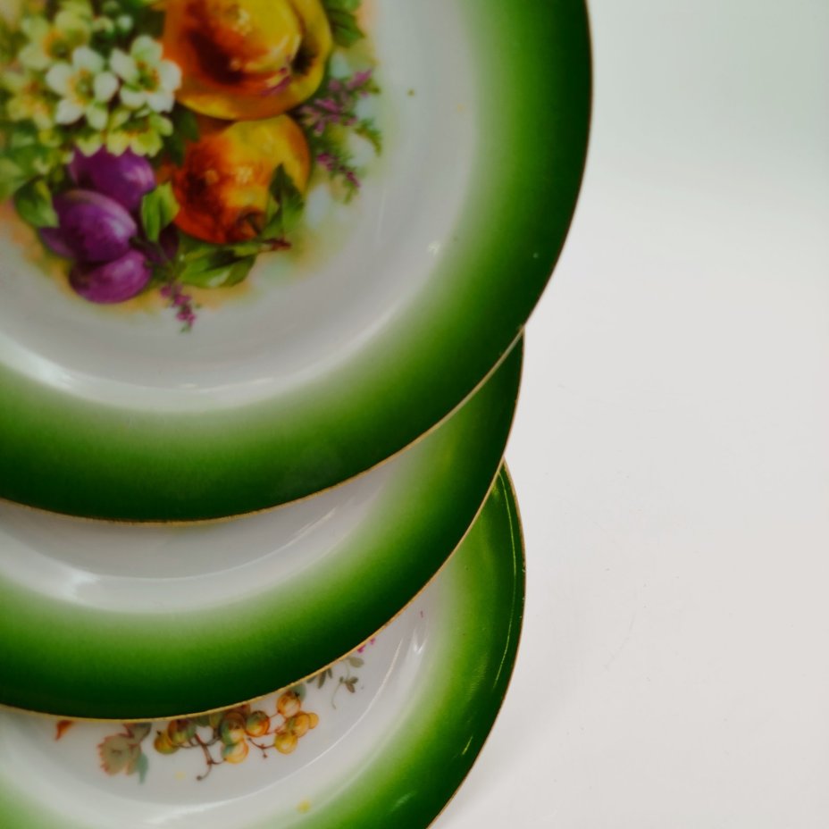 Набор из трех десертных тарелочек с зеленым бортом и изображением фруктов и цветов, фарфор, аэрография, деколь, подрисовка, золочение, Товарищество М.С. Кузнецова, Российская империя, 1880-1917 гг.