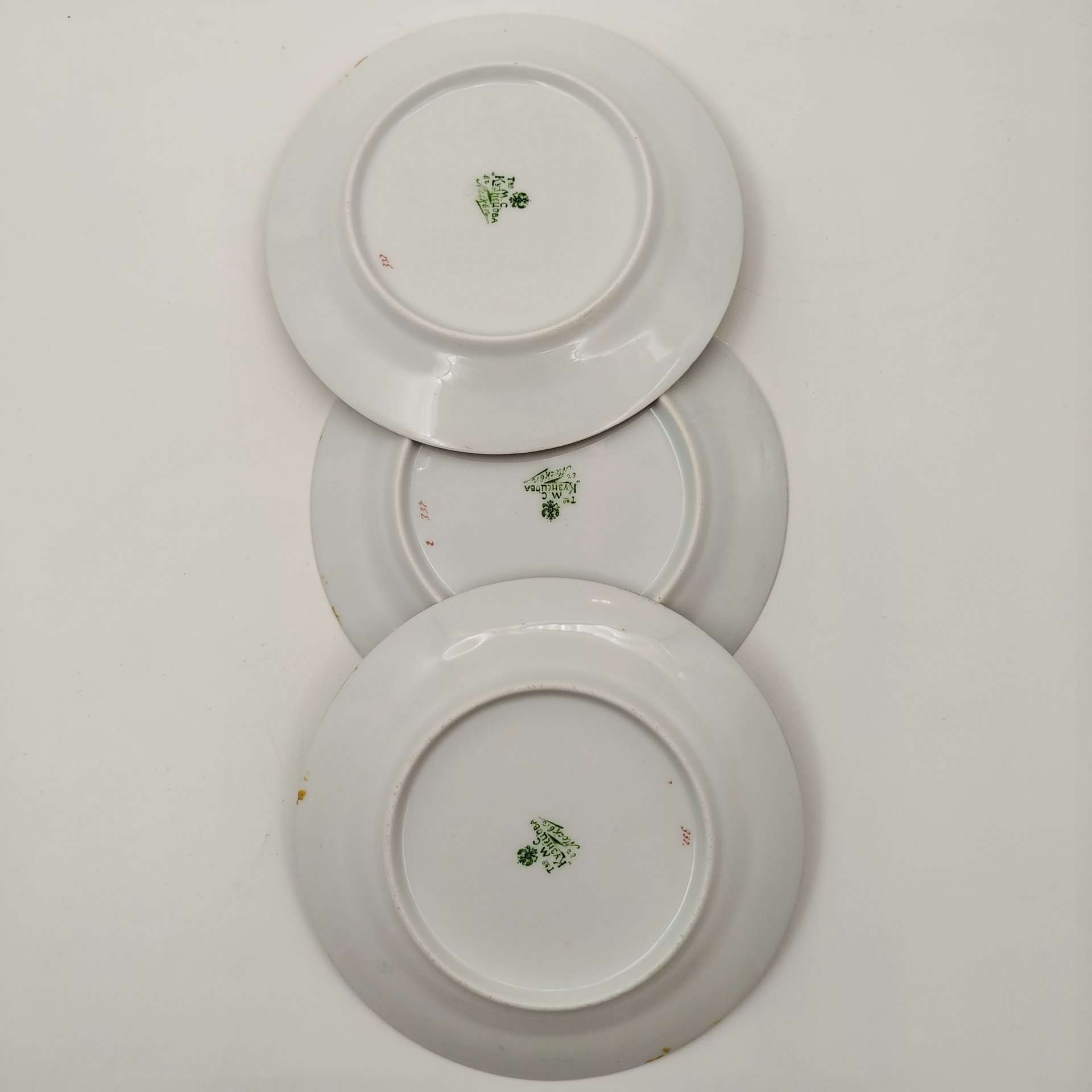 Набор из трех десертных тарелочек с зеленым бортом и изображением фруктов и цветов, фарфор, аэрография, деколь, подрисовка, золочение, Товарищество М.С. Кузнецова, Российская империя, 1880-1917 гг.