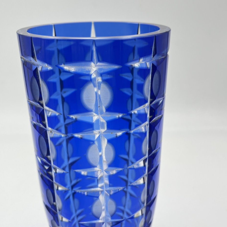Ваза "Подарочная" синего цвета с геометрическим декором, стекло, алмазная грань, Стекольный завод «Красный май», СССР, 1950-1980 гг.