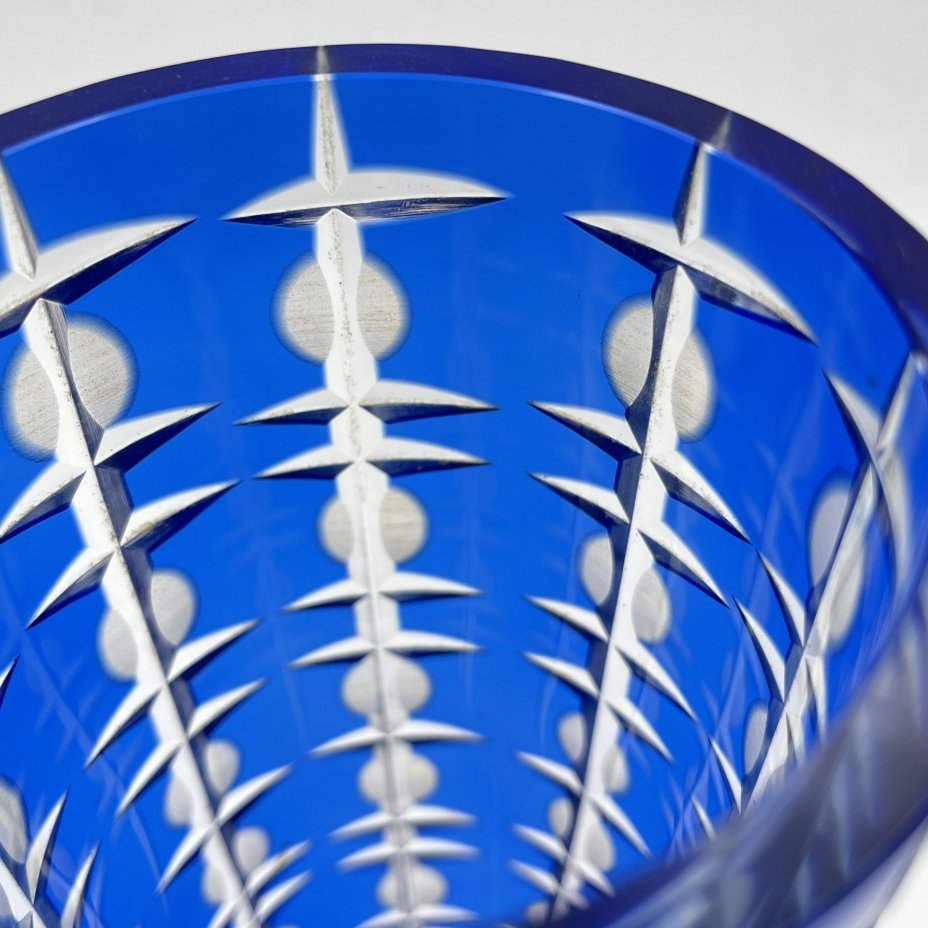 Ваза "Подарочная" синего цвета с геометрическим декором, стекло, алмазная грань, Стекольный завод «Красный май», СССР, 1950-1980 гг.