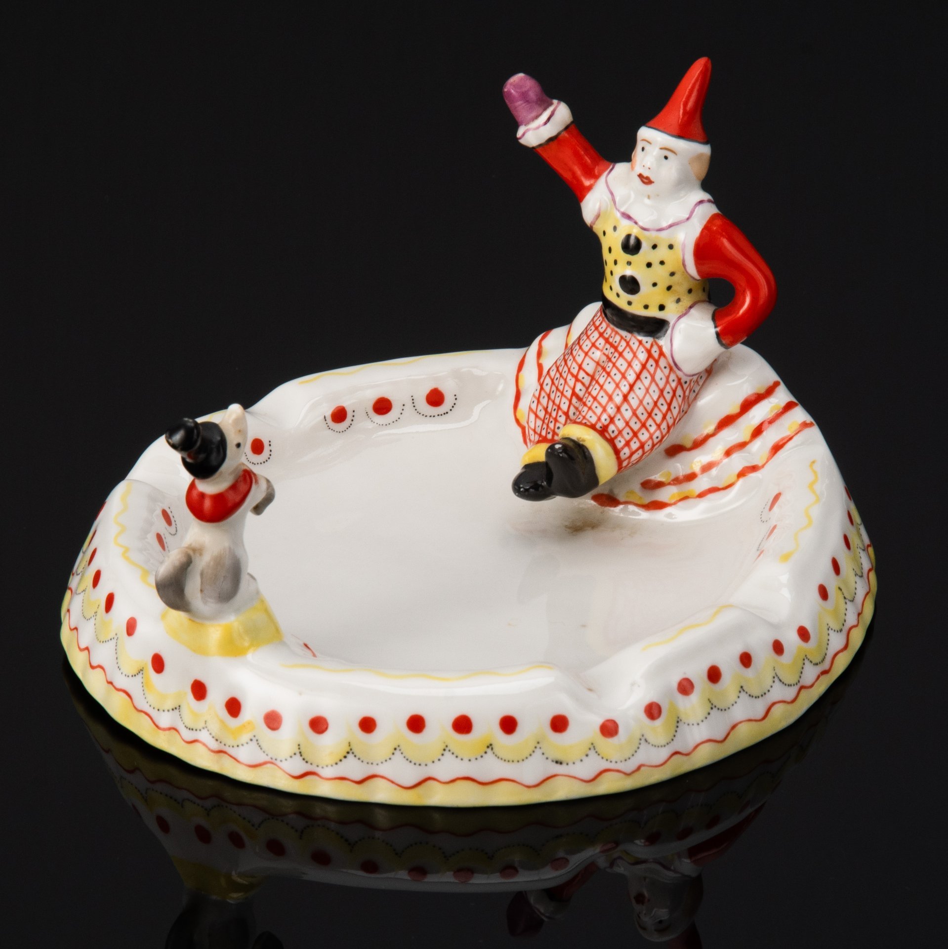 Пепельница из набора "Клоунада", автор С.М. Орлов, фарфор, роспись, Дмитровский фарфоровый завод (ДФЗ Вербилки), СССР, 1940-1954 гг.