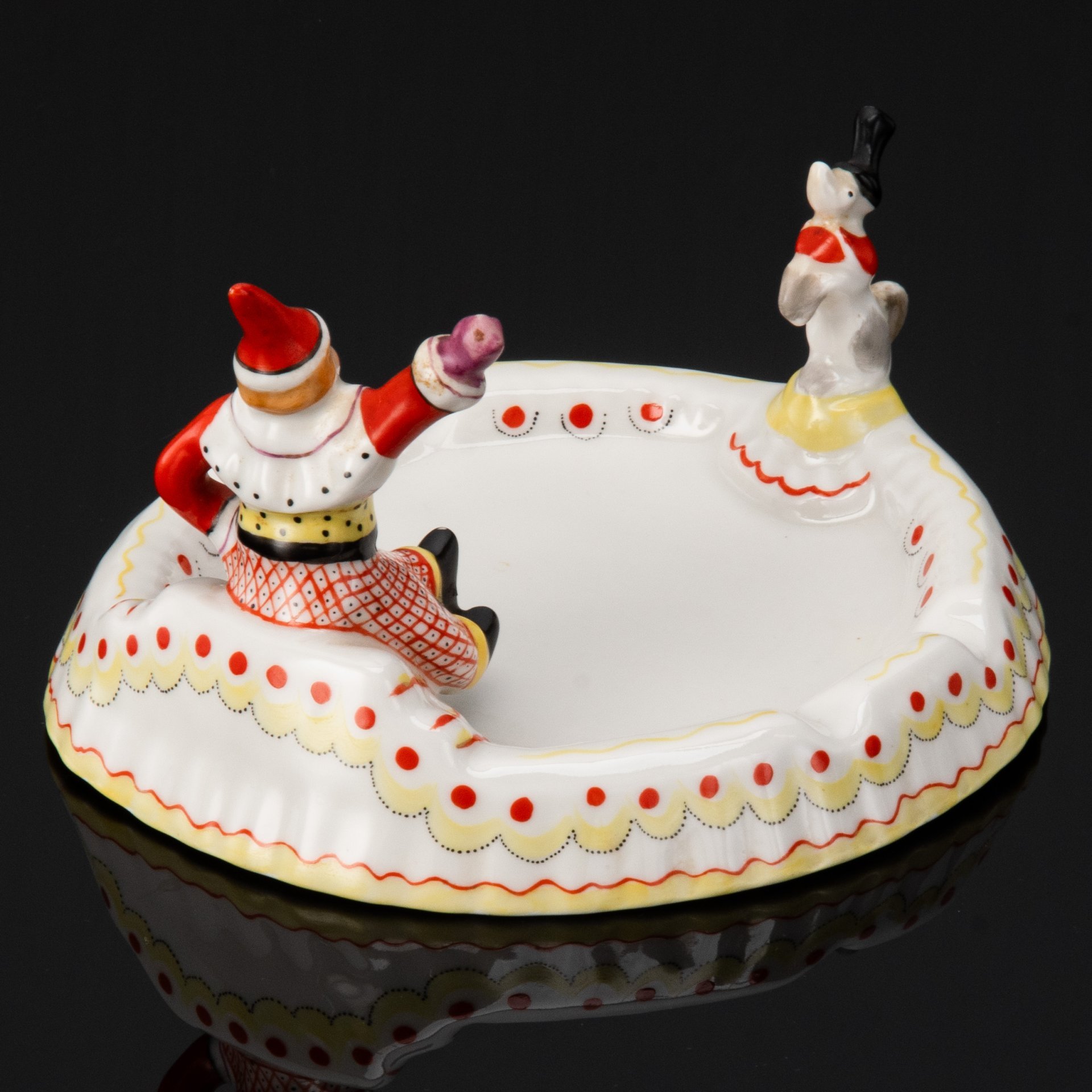 Пепельница из набора "Клоунада", автор С.М. Орлов, фарфор, роспись, Дмитровский фарфоровый завод (ДФЗ Вербилки), СССР, 1940-1954 гг.