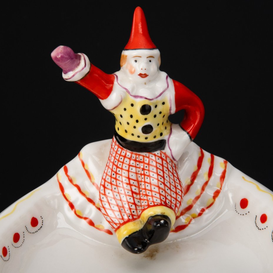 Пепельница из набора "Клоунада", автор С.М. Орлов, фарфор, роспись, Дмитровский фарфоровый завод (ДФЗ Вербилки), СССР, 1940-1954 гг.