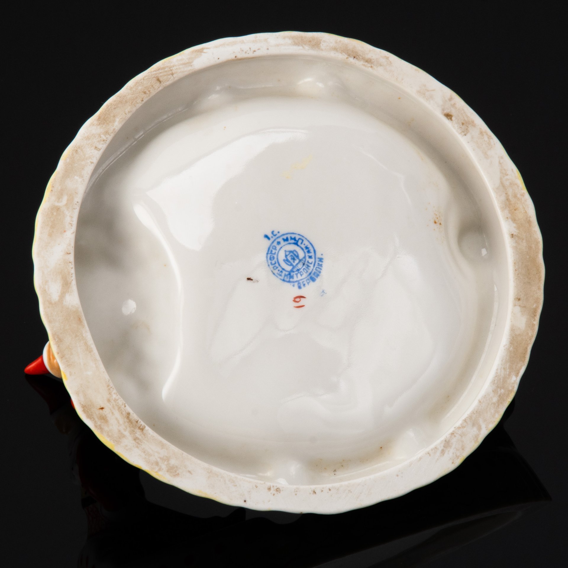 Пепельница из набора "Клоунада", автор С.М. Орлов, фарфор, роспись, Дмитровский фарфоровый завод (ДФЗ Вербилки), СССР, 1940-1954 гг.