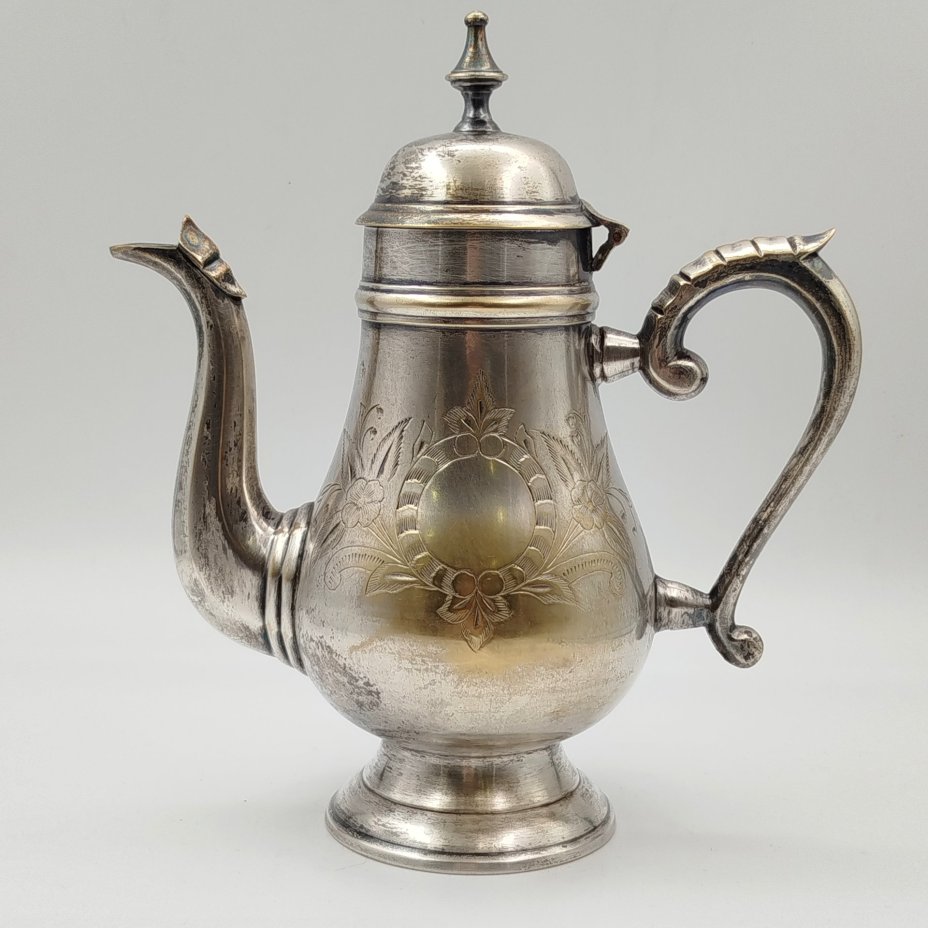 Кофейник, украшенный растительными мотивами, металл, гравировка, Британская Индия, 1930-1947 гг.