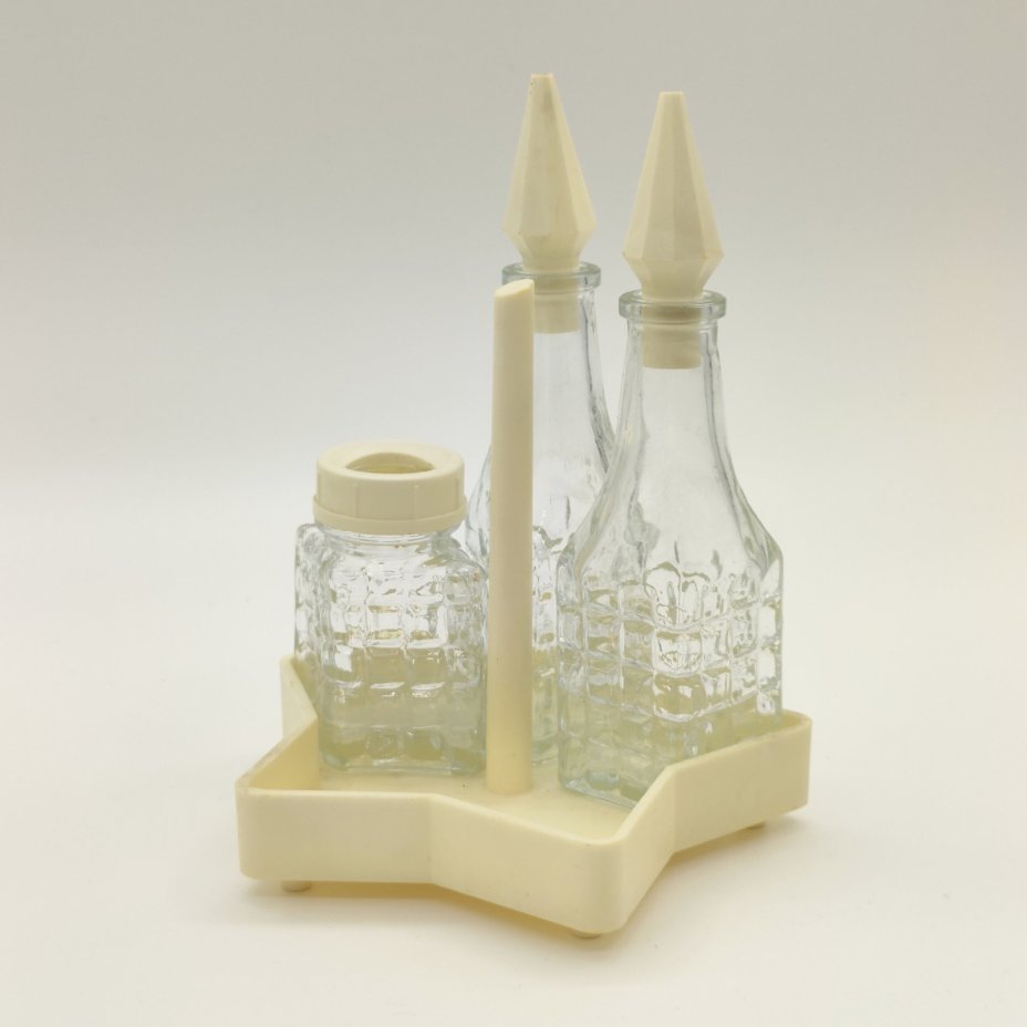 Набор для специй на подставке из 3-х предметов (солонка и две бутылочки для масла и уксуса), стекло, пластмасса, СССР, 1970-1990 гг.