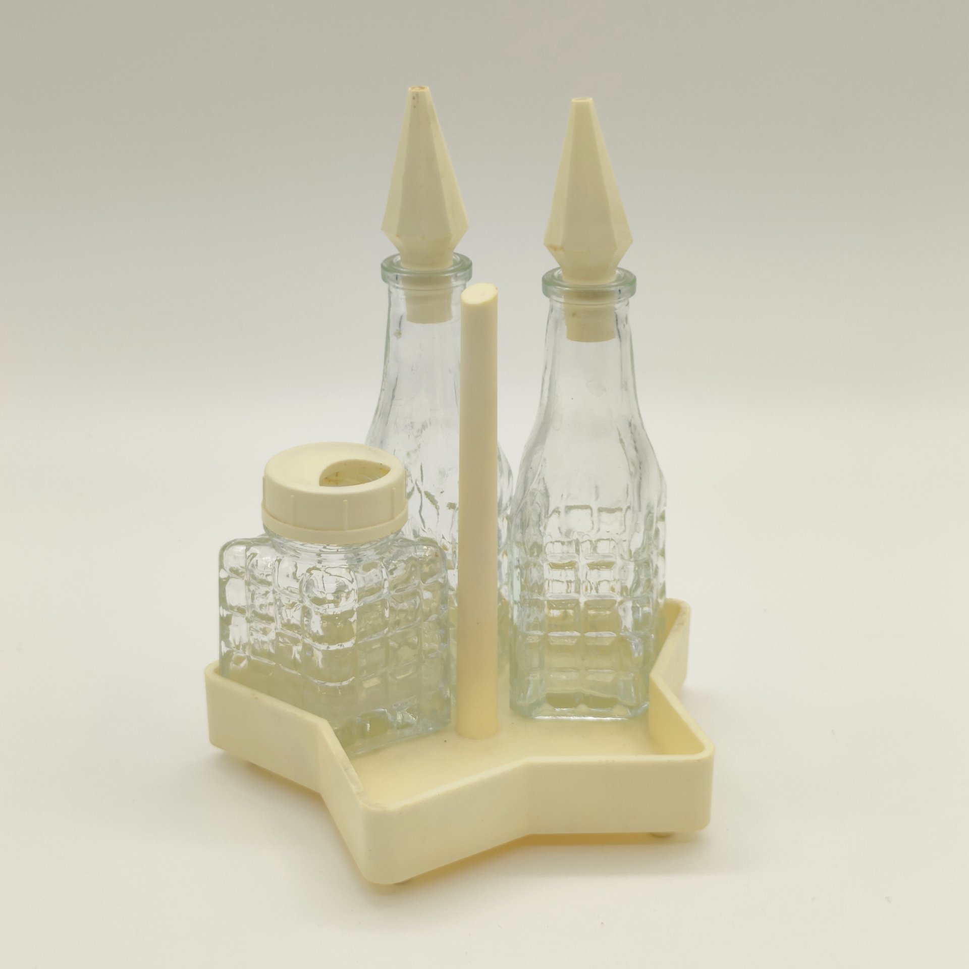 Набор для специй на подставке из 3-х предметов (солонка и две бутылочки для масла и уксуса), стекло, пластмасса, СССР, 1970-1990 гг.