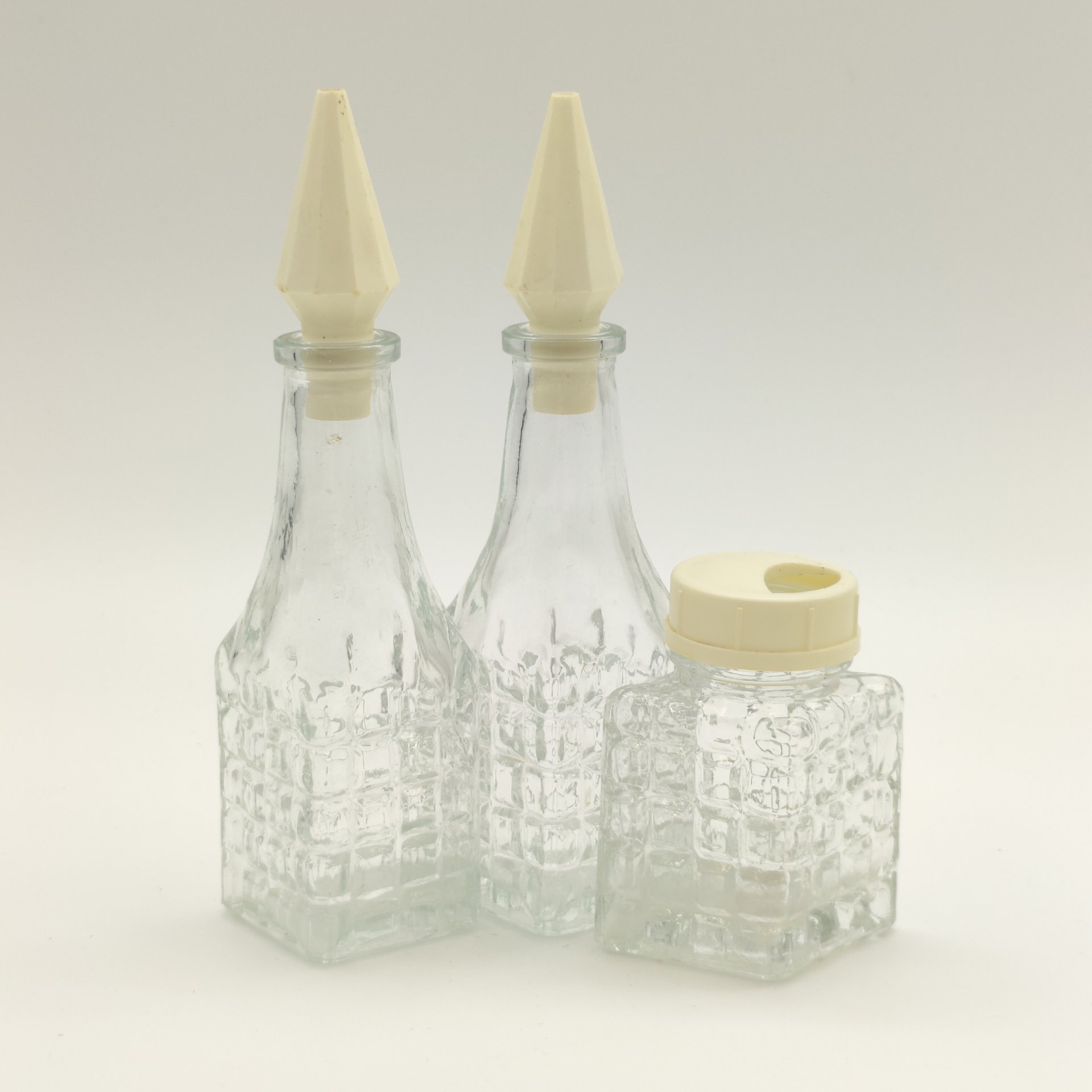 Набор для специй на подставке из 3-х предметов (солонка и две бутылочки для масла и уксуса), стекло, пластмасса, СССР, 1970-1990 гг.