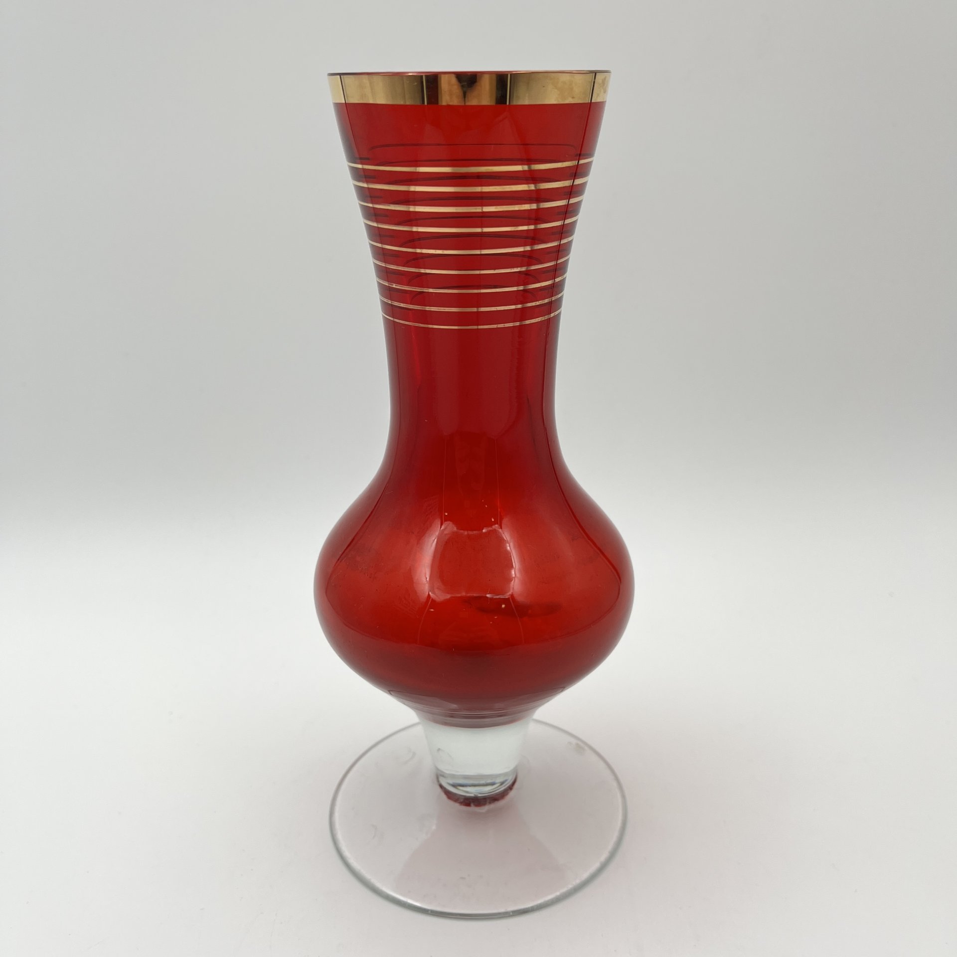 Ваза на невысокой ножке, красного цвета, стекло, золочение, СССР, 1960-1990 гг.