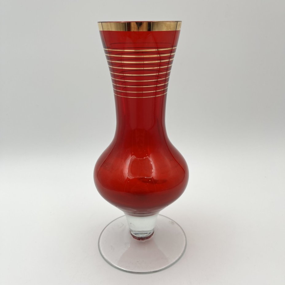 Ваза на невысокой ножке, красного цвета, стекло, золочение, СССР, 1960-1990 гг.