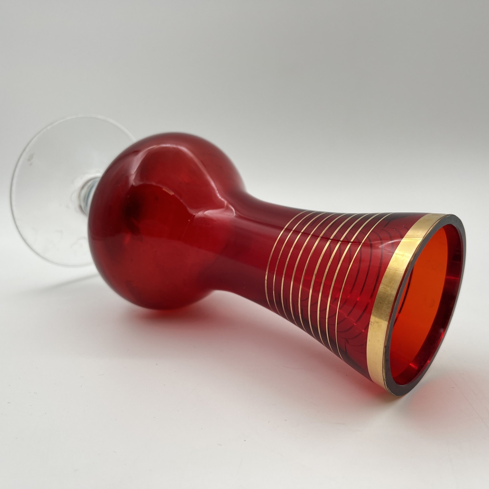 Ваза на невысокой ножке, красного цвета, стекло, золочение, СССР, 1960-1990 гг.