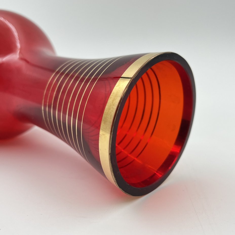 Ваза на невысокой ножке, красного цвета