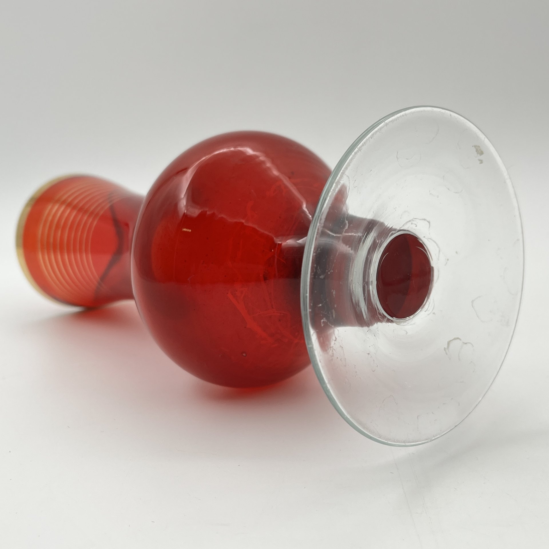 Ваза на невысокой ножке, красного цвета, стекло, золочение, СССР, 1960-1990 гг.