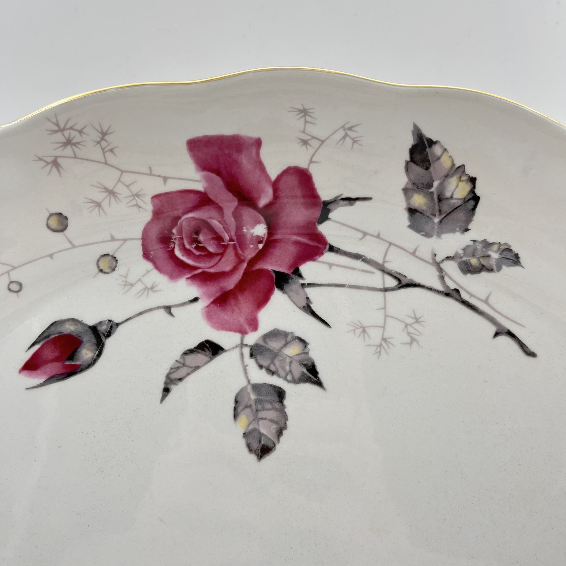 Блюдо, украшенное изображением розы, фарфор, деколь, золочение, Karolina (Фарфоровая мануфактура «Каролина», Польша), Польша, 1980-1990 гг.