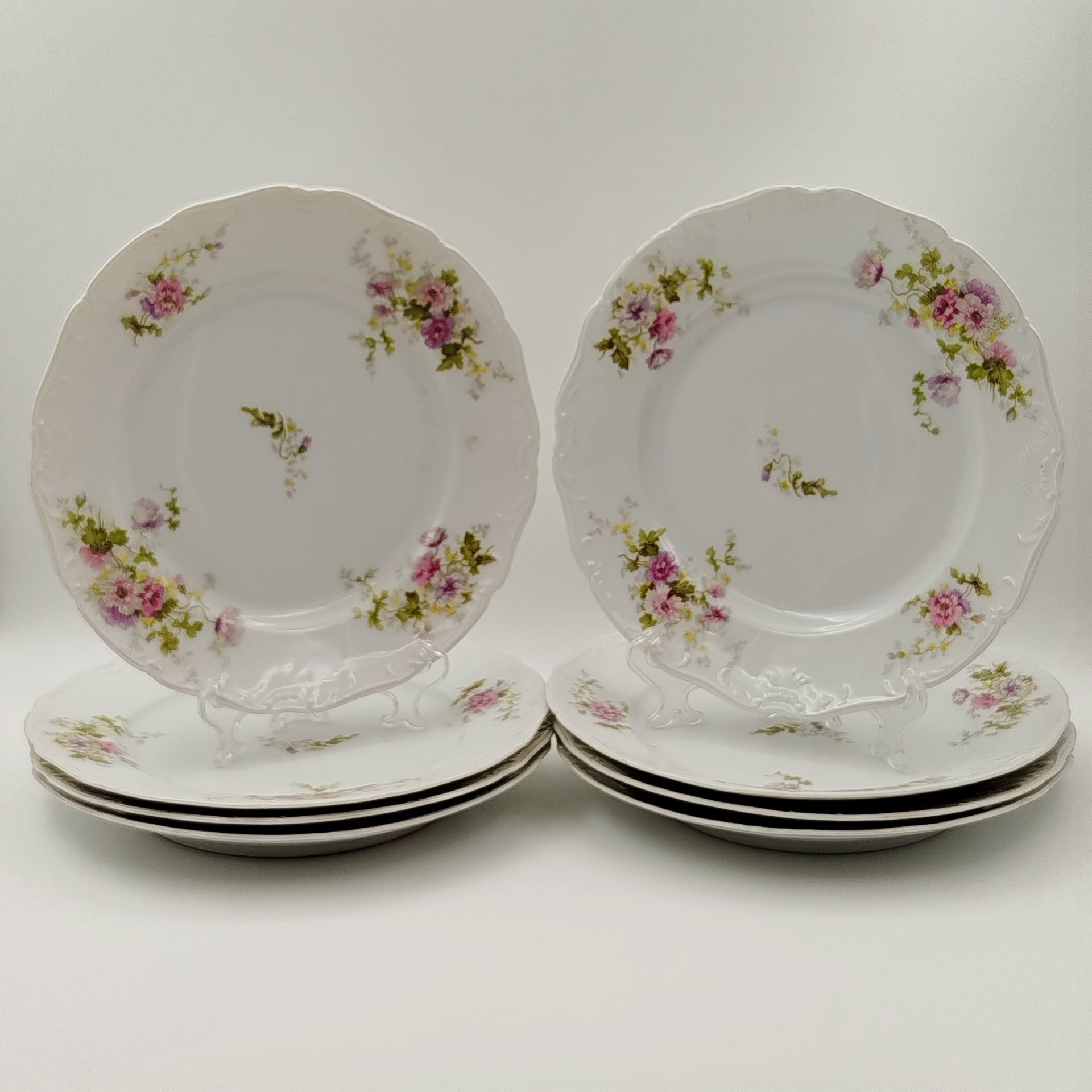 Набор из 8-ми обеденных тарелок с цветочным декором и рокайлями, фарфор, деколь с подрисовкой, Фабрика князя Друцкого-Любецкого в Цмелеве, Российская империя, 1887-1917 гг.