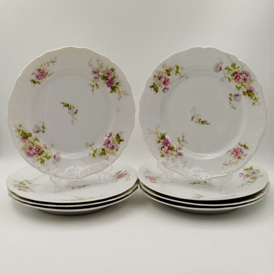 Набор из 8-ми обеденных тарелок с цветочным декором и рокайлями, фарфор, деколь с подрисовкой, Фабрика князя Друцкого-Любецкого в Цмелеве, Российская империя, 1887-1917 гг.