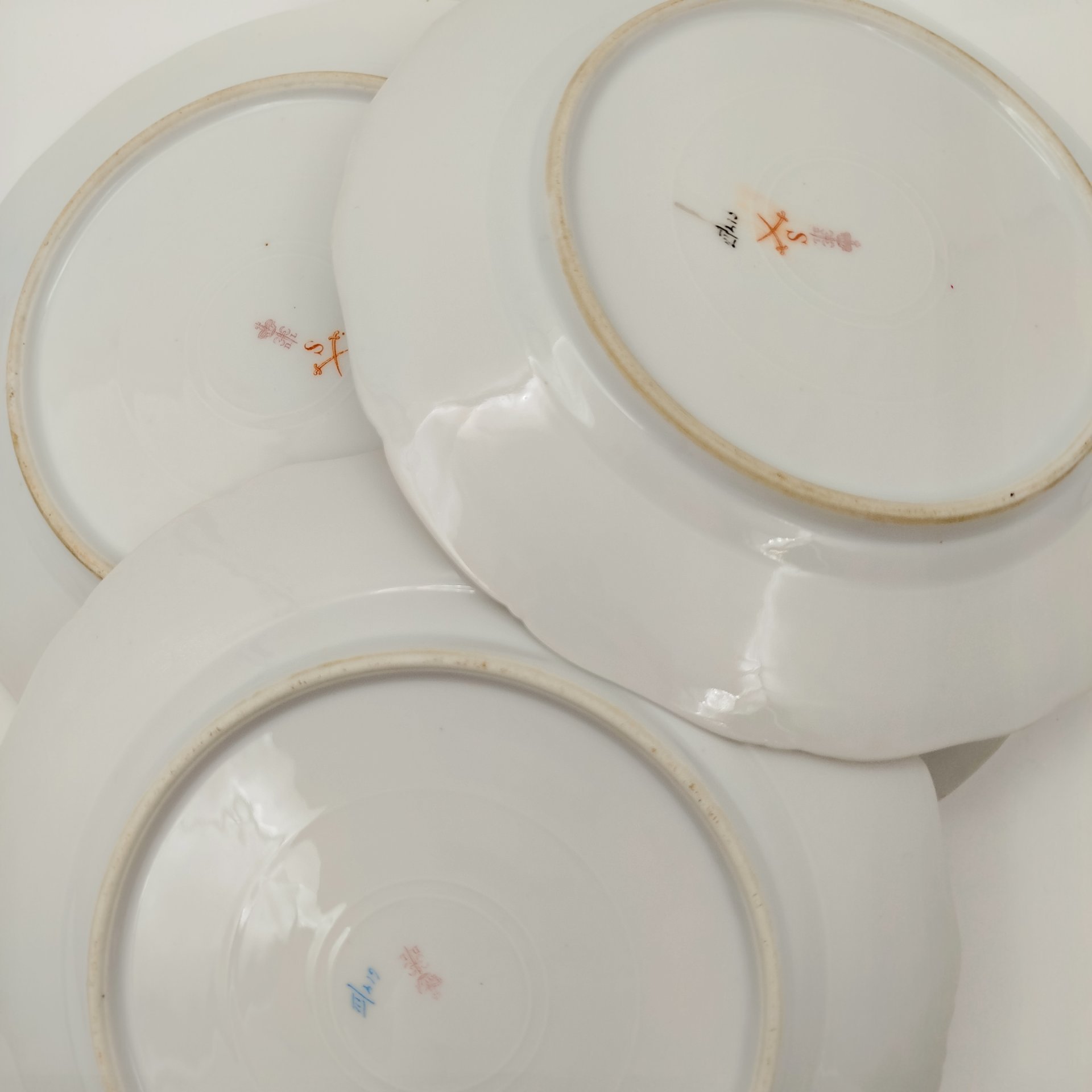 Набор из 8-ми обеденных тарелок с цветочным декором и рокайлями, фарфор, деколь с подрисовкой, Фабрика князя Друцкого-Любецкого в Цмелеве, Российская империя, 1887-1917 гг.